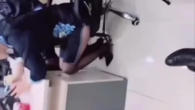 上班时间和已婚同事去公司厕所里偷情内射怀孕