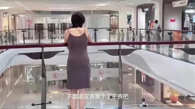 约了一个25岁的年轻少妇，见面第一次就如此奔放