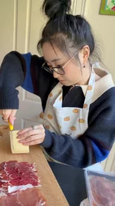 贤妻良母型少妇，眼镜反差婊，一日约会，逛超市下厨啪啪啪